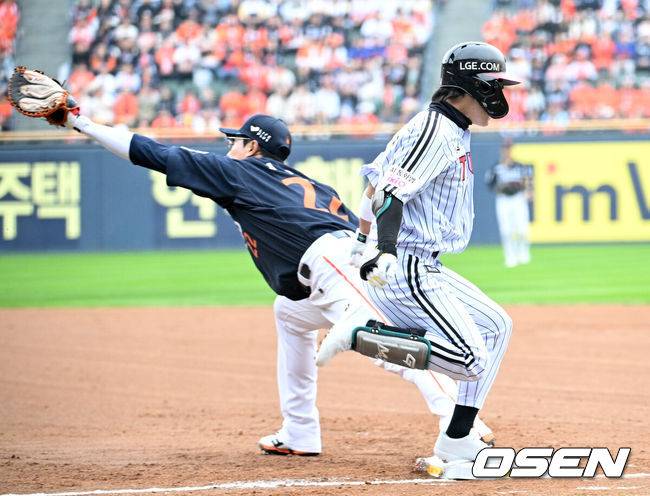 [OSEN=잠실, 이대선 기자] 26일 오후 서울 잠실야구장에서 2025 신한 SOL Bank KBO리그 포스트시즌 한국시리즈 1차전 LG 트윈스와 한화 이글스의 경기가 열렸다.LG는 앤더스 톨허스트, 한화는 문동주를 선발 투수로 내세웠다.1회말 무사 1루에서 LG 신민재가 내야안타를 성공시키고 있다. 2025.10.26 /sunday@osen.co.kr