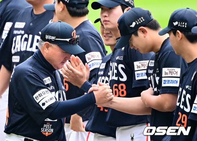 [OSEN=잠실, 지형준 기자] 26일 오후 서울 잠실야구장에서 2025 신한 SOL Bank KBO리그 포스트시즌 한국시리즈 1차전 LG 트윈스와 한화 이글스의 경기가 열렸다.LG는 앤더스 톨허스트, 한화는 문동주를 선발 투수로 내세웠다.경기에 앞서 한화 김경문 감독이 김서현과 손을 맞잡고 있다. 2025.10.26 /jpnews@osen.co.kr