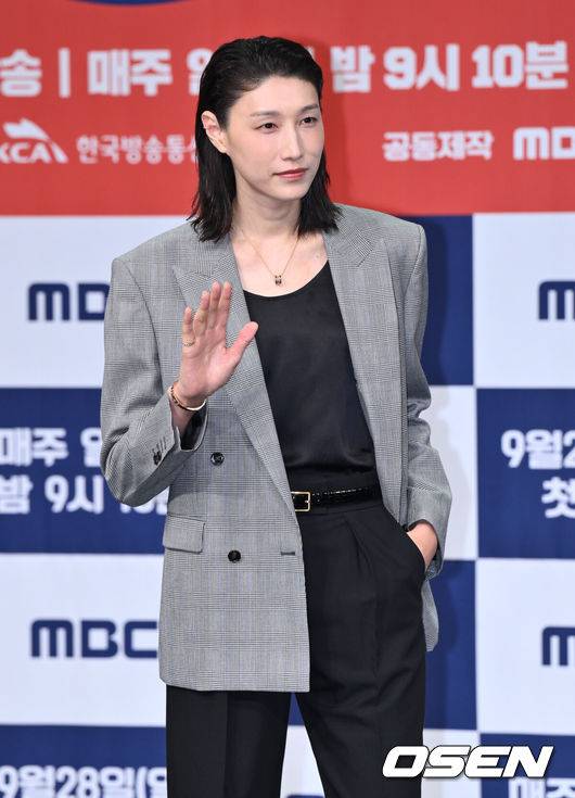[OSEN=조은정 기자]MBC 새 예능 ‘신인감독 김연경’ 제작발표회가 24일 서울 마포구 상암 MBC 골든마우스홀에서 열렸다.오는 28일 첫 방송하는 MBC 새 예능 프로그램 ‘신인감독 김연경’은 신인감독으로 돌아온 배구계의 전설 배구 황제 김연경의 구단 창설 프로젝트다.전 배구선수 김연경이 포즈를 취하고 있다.  2025.09.24 /cej@osen.co.kr