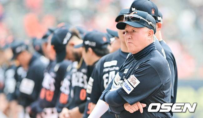 [OSEN=잠실, 박준형 기자] 경기 앞서 한화 김경문 감독이 선수단과 함께 도열해 있다.   2025.10.26 / soul1014@osen.co.kr