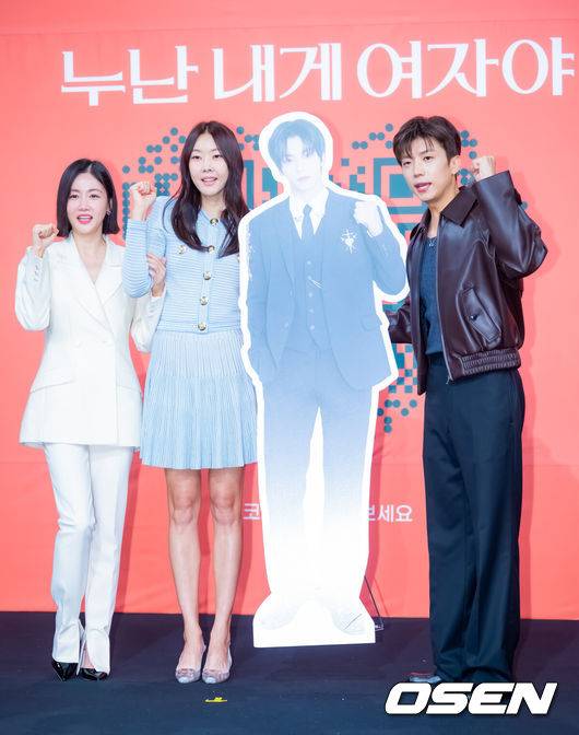 [OSEN=민경훈 기자] 27일 오전 여의도 KBS 본관 TV스튜디오 TS-1에서 KBS 새 예능 ‘누난 내게 여자야’ 제작발표회가 진행됐다.KBS2 새 예능 ‘누난 내게 여자야’는 사랑 앞에 과감하고 솔직한 연상연하 남녀들의 도발적이고 진솔한 연애세포 재생 리얼리티로, ‘누나 대표’ 한혜진과 황우슬혜, ‘연하남 대표’ 장우영과 수빈이 출연한다.배우 황우슬혜, 한혜진, 우영(2PM)이 입장하며 포즈를 취하고 있다. 2025.10.27 / rumi@osen.co.kr