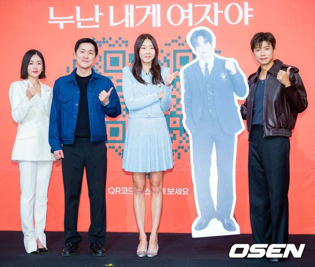 [OSEN=민경훈 기자] 27일 오전 여의도 KBS 본관 TV스튜디오 TS-1에서 KBS 새 예능 ‘누난 내게 여자야’ 제작발표회가 진행됐다.KBS2 새 예능 ‘누난 내게 여자야’는 사랑 앞에 과감하고 솔직한 연상연하 남녀들의 도발적이고 진솔한 연애세포 재생 리얼리티로, ‘누나 대표’ 한혜진과&nbsp;황우슬혜, ‘연하남 대표’&nbsp;장우영과&nbsp;수빈이 출연한다.배우 황우슬혜, 박진우 PD, 한혜진, 우영(2PM)이 입장하며 포즈를 취하고 있다. 2025.10.27 / rumi@osen.co.kr