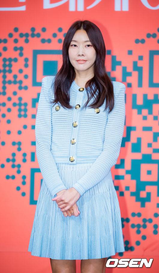 [OSEN=민경훈 기자] 27일 오전 여의도 KBS 본관 TV스튜디오 TS-1에서 KBS 새 예능 ‘누난 내게 여자야’ 제작발표회가 진행됐다.KBS2 새 예능 ‘누난 내게 여자야’는 사랑 앞에 과감하고 솔직한 연상연하 남녀들의 도발적이고 진솔한 연애세포 재생 리얼리티로, ‘누나 대표’ 한혜진과&nbsp;황우슬혜, ‘연하남 대표’&nbsp;장우영과&nbsp;수빈이 출연한다.한혜진이 입장하며 포즈를 취하고 있다. 2025.10.27 / rumi@osen.co.kr