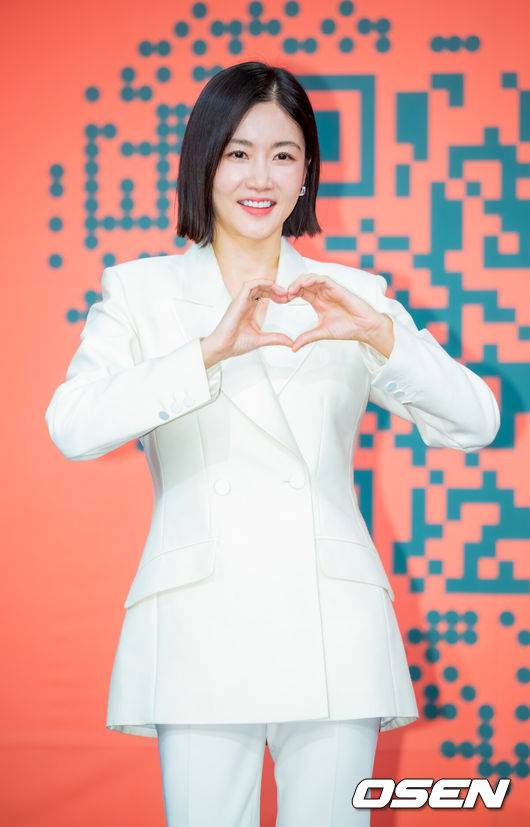 [OSEN=민경훈 기자] 27일 오전 여의도 KBS 본관 TV스튜디오 TS-1에서 KBS 새 예능 ‘누난 내게 여자야’ 제작발표회가 진행됐다.KBS2 새 예능 ‘누난 내게 여자야’는 사랑 앞에 과감하고 솔직한 연상연하 남녀들의 도발적이고 진솔한 연애세포 재생 리얼리티로, ‘누나 대표’ 한혜진과&nbsp;황우슬혜, ‘연하남 대표’&nbsp;장우영과&nbsp;수빈이 출연한다.황우슬혜가 입장하며 포즈를 취하고 있다. 2025.10.27 / rumi@osen.co.kr