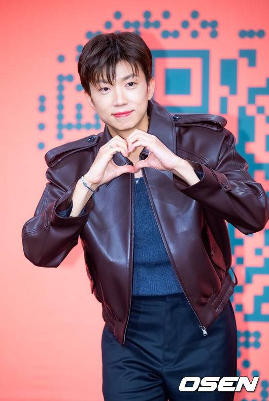 [OSEN=민경훈 기자] 27일 오전 여의도 KBS 본관 TV스튜디오 TS-1에서 KBS 새 예능 ‘누난 내게 여자야’ 제작발표회가 진행됐다.KBS2 새 예능 ‘누난 내게 여자야’는 사랑 앞에 과감하고 솔직한 연상연하 남녀들의 도발적이고 진솔한 연애세포 재생 리얼리티로, ‘누나 대표’ 한혜진과 황우슬혜, ‘연하남 대표’ 장우영과 수빈이 출연한다.우영(2PM)이 입장하며 포즈를 취하고 있다. 2025.10.27 / rumi@osen.co.kr