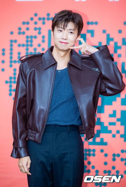 [OSEN=민경훈 기자] 27일 오전 여의도 KBS 본관 TV스튜디오 TS-1에서 KBS 새 예능 ‘누난 내게 여자야’ 제작발표회가 진행됐다.KBS2 새 예능 ‘누난 내게 여자야’는 사랑 앞에 과감하고 솔직한 연상연하 남녀들의 도발적이고 진솔한 연애세포 재생 리얼리티로, ‘누나 대표’ 한혜진과 황우슬혜, ‘연하남 대표’ 장우영과 수빈이 출연한다.우영(2PM)이 입장하며 포즈를 취하고 있다. 2025.10.27 / rumi@osen.co.kr