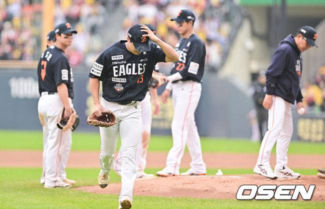 [OSEN=잠실, 박준형 기자] 26일 오후 서울 잠실야구장에서 2025 신한 SOL Bank KBO리그 포스트시즌 한국시리즈 1차전 LG 트윈스와 한화 이글스의 경기가 열렸다.LG는 앤더스 톨허스트, 한화는 문동주를 선발 투수로 내세웠다.6회말 한화 정우주가 연속 사사구를 허용한뒤 교체되고 있다.    2025.10.26 / soul1014@osen.co.kr