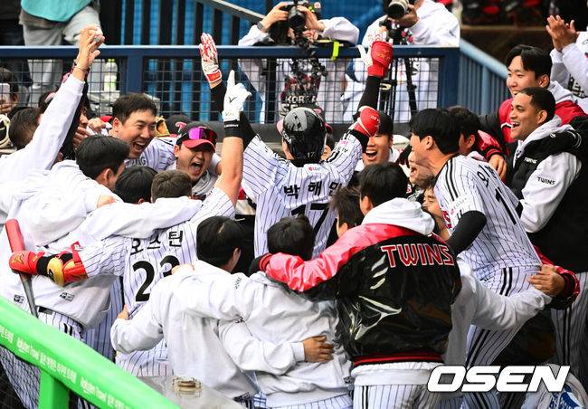 [OSEN=잠실, 지형준 기자] 26일 오후 서울 잠실야구장에서 2025 신한 SOL Bank KBO리그 포스트시즌 한국시리즈 1차전 LG 트윈스와 한화 이글스의 경기가 열렸다.LG는 앤더스 톨허스트, 한화는 문동주를 선발 투수로 내세웠다.5회초 무사에서LG 박해민이 좌월 솔로포를 날리고 동료선수들과 기뻐하고 있다. 2025.10.26 /jpnews@osen.co.kr