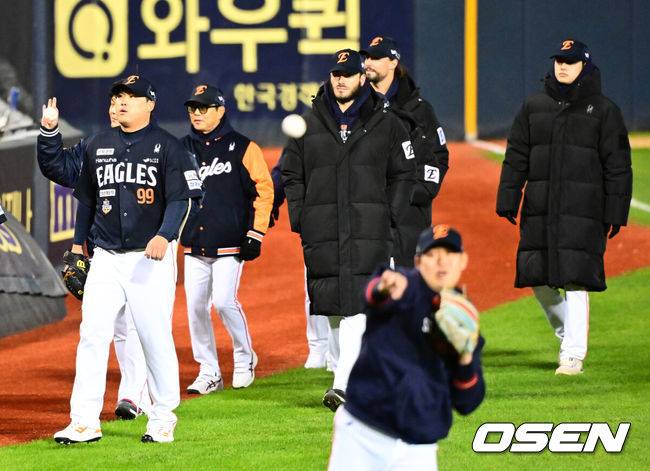 [OSEN=잠실, 지형준 기자] 27일 오후 서울 잠실야구장에서 2025 신한 SOL Bank KBO리그 포스트시즌 한국시리즈 2차전 LG 트윈스와 한화 이글스의 경기가 열렸다.LG는 임찬규, 한화는 류현진을 선발 투수로 내세웠다.한화 류현진이 경기를 하고 있다. 2025.10.27 /jpnews@osen.co.kr