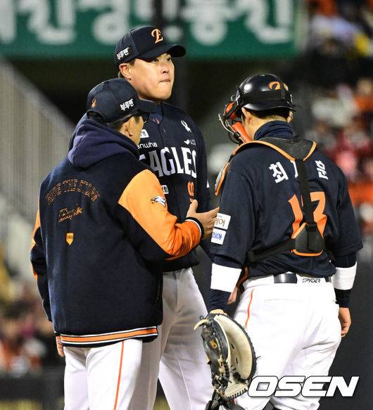 [OSEN=잠실, 이대선 기자] 27일 오후 서울 잠실야구장에서 2025 신한 SOL Bank KBO리그 포스트시즌 한국시리즈 2차전 LG 트윈스와 한화 이글스의 경기가 열렸다.LG는 임찬규, 한화는 류현진을 선발 투수로 내세웠다.2회말 마운드를 방문한 한화 양상문 코치가 류현진과 이야기를 나누고 있다. 2025.10.27 /sunday@osen.co.kr