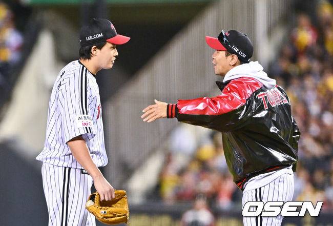 [OSEN=잠실, 박준형 기자] 27일 오후 서울 잠실야구장에서 2025 신한 SOL Bank KBO리그 포스트시즌 한국시리즈 2차전 LG 트윈스와 한화 이글스의 경기가 열렸다.LG는 임찬규, 한화는 류현진을 선발 투수로 내세웠다.4회초 LG 선발투수 임찬규가 교체되고 있다.  2025.10.27 / soul1014@osen.co.kr