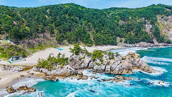 제주바다의 느낌이 물씬 나는 삼척 부남해변. 영화 '헤어질 결심'의 마지막 장면이 촬영된 장소이기도하다.