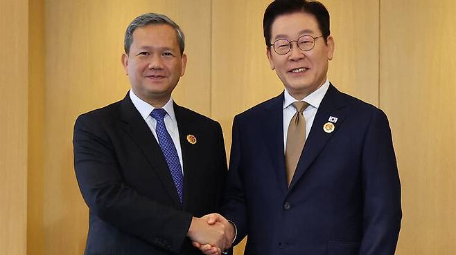 이재명 대통령과 훈 마네트 캄보디아 총리가 27일 말레이시아 쿠알라룸푸르 한 호텔에서 정상회담에 앞서 악수하고 있다.