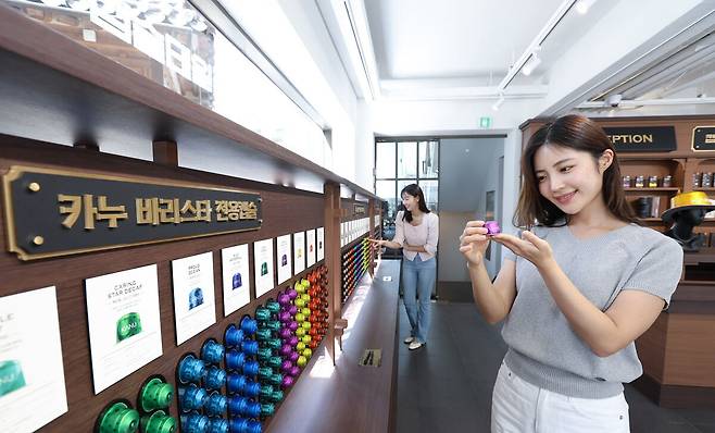 모델들이 ‘카누 캡슐 테일러&nbsp;in&nbsp;북촌’을 소개하는 모습.&nbsp;동서식품 제공