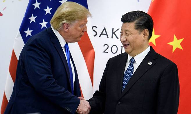 도널드 트럼프(왼쪽) 미국 대통령과 시진핑 중국 국가주석이 2019년 6월 일본 오사카에서 주요20개국(G20) 정상회의 계기 정상회담에 앞서 악수를 나누고 있다. AFP연합뉴스