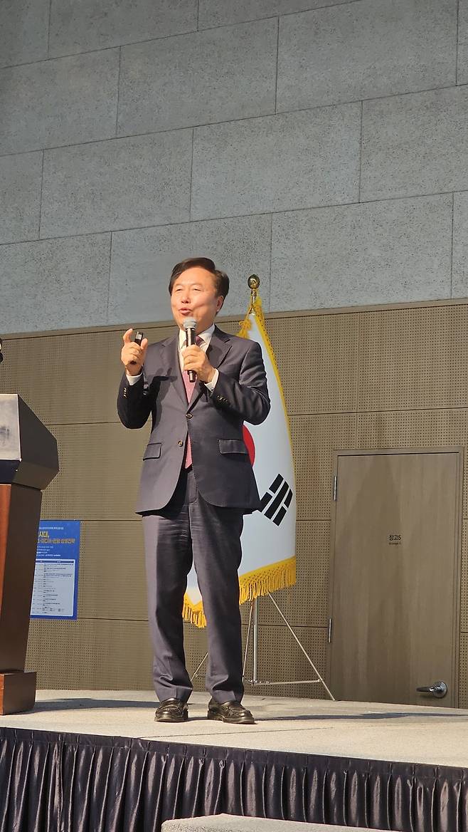 권기창 안동시장이 지난 24일 안동국제컨벤션센터에서 '지방시대, 스포츠 미디어 관광 상생 전략'을 주제로 한 심포지엄에서 '스포츠로 함께하는 건강도시, 안동'이라는 주제 발표를 하고 있다. 한국스포츠미디어학회 제공