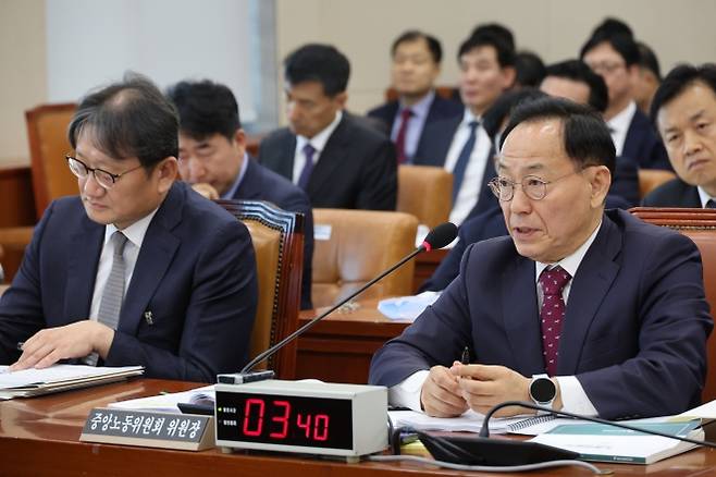 김태기 중앙노동위원회 위원장이 27일 서울 여의도 국회 기후에너지환경노동위원회에서 열린 중앙노동위원회와 최저임금위원회 등에 대한 국정감사에서 답변하고 있다. 연합뉴스