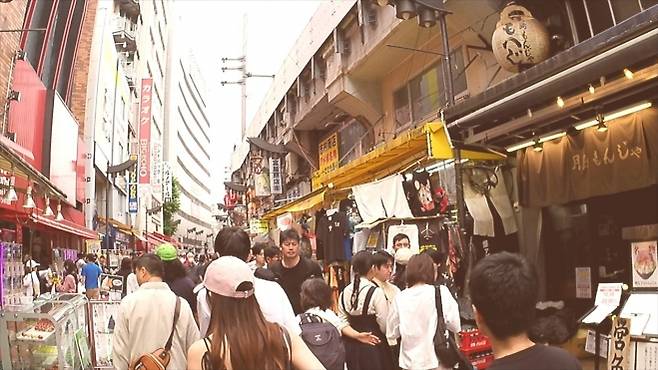 아메요코 시장은 JR우에노역과 JR 오카치마치역 사이 철도고가 아래 약 500미터 길이로 상점들로 늘어선 독특한 구조를 갖고 있다. 이러한 구조는 시장이 형성된 역사적 배경과 깊은 관련이 있다.