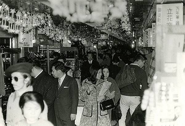 한국전쟁 당시 미군의 병참기지 역할을 하던 일본으로 군수물품이 더 많이 유입되었고 그 결과 아메요코 시장은 본격적인 성장의 길로 접어들었다. Curated Japan Travel 제공