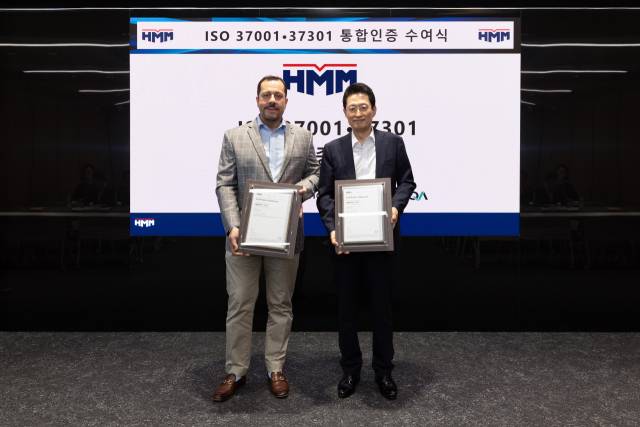 24일 여의도에서 개최된 ISO 37001·37301 인증서 수여식에서 최원혁(오른쪽) HMM 대표이사와 포티스 캄푸리스 로이드인증원(LRQA) 아시아·태평양 총괄부사장이 기념 촬영을 하고 있다. 사진 제공=HMM
