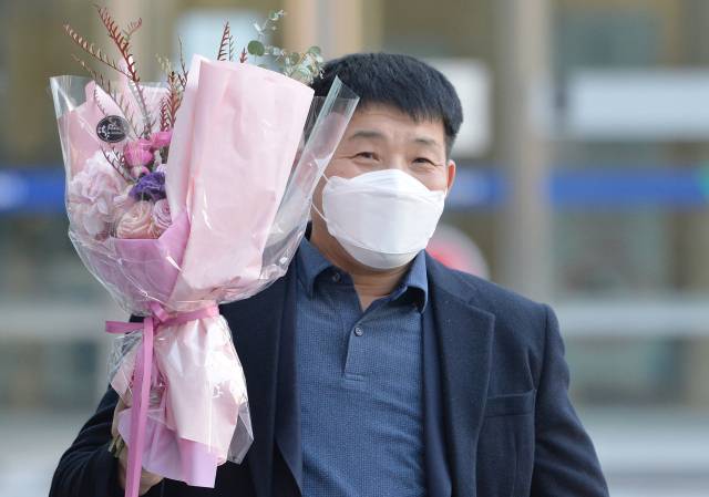 2020년 12월 17일 오후 경기도 수원시 영통구 수원지방법원에서 열린 이춘재 연쇄살인 8차 사건 재심 선고공판에서 재심 청구인 윤성여씨가 무죄를 선고받고 나와 활짝 웃어보이고 있다. 사진공동취재단