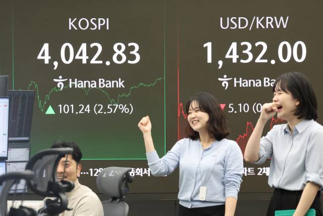 코스피가 사상 처음으로 4000선을 돌파한 27일 서울 중구 하나은행 본점 딜링룸 현황판에 코스피가 표시돼 있다. 연합뉴스