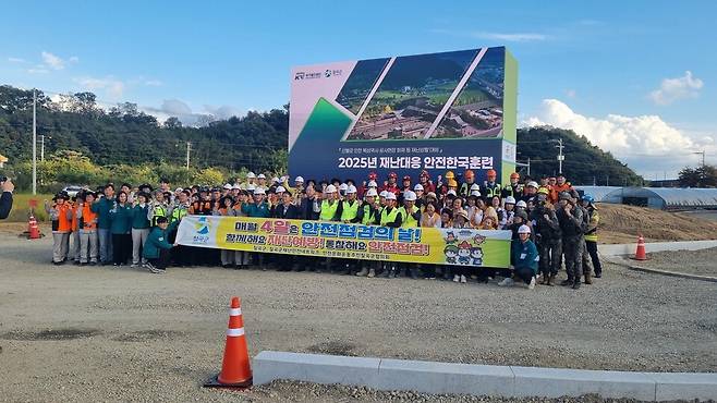 칠곡군이 10월23일 군청 재난안전상황실과 북삼읍 건설현장 일원에서 실시한&nbsp; '2025년 재난대응 안전한국훈련' 기념사진 ⓒ칠곡군 제공