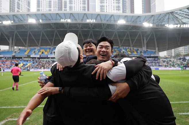 윤정환 인천 감독(가운데)이 26일 인천축구전용경기장에서 열린 경남과 K리그2 36라운드 홈경기에서 3-0으로 이겨 K리그1 승격을 확정한 뒤 코칭스태프들과 기뻐하고 있다. 지난해 K리그1 올해의 감독상을 수상한 그는 예상과 달리 K리그2로 무대를 옮겨 새 도전에 나섰는데, 다행히 도전을 웃으며 마쳤다. 사진제공│한국프로축구연맹