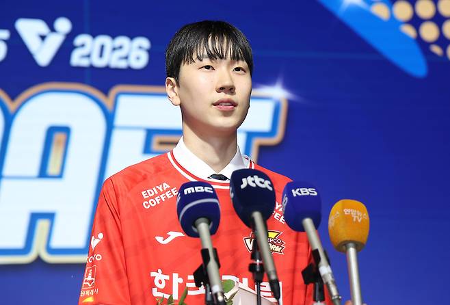 27일 서울 강서구 메이필드 호텔에서 열린 ‘2025-2026 한국배구연맹(KOVO) 남자 신인선수 드래프트’에서 한국전력의 지명을 받은 방강호가 인터뷰하고 있다. 2025.10.27 연합뉴스