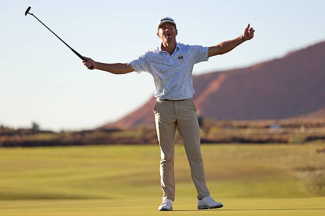 마이클 브레넌이 27일 PGA 투어 뱅크 오브 유타 챔피언십 최종 라운드 18번 홀에서 마지막 퍼트를 넣어 우승을 확정지은 뒤 환호하고 있다. 게티이미지코리아