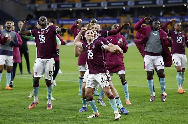 번리 선수들이 26일 울버햄프턴 원정에서 승리한 뒤 팬 앞에서 기쁨을 만끽하고 있다. 로이터연합뉴스연합뉴스, 무단 전재-재배포, AI 학습 및 활용 금지>