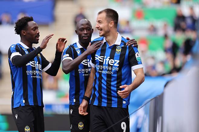 K리그2 인천 유나이티드의 제르소(왼쪽)가 지난 3월 15일 서울이랜드와의 홈경기에서 골을 넣은 무고사(오른쪽)를 축하하고 있다. 프로축구연맹 제공