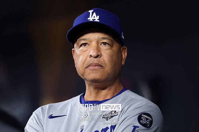 ▲ LA 복귀 과정에서 비행기 지연에 대한 불만을 드러냈다가 한발 물러선 데이브 로버츠 LA 다저스 감독