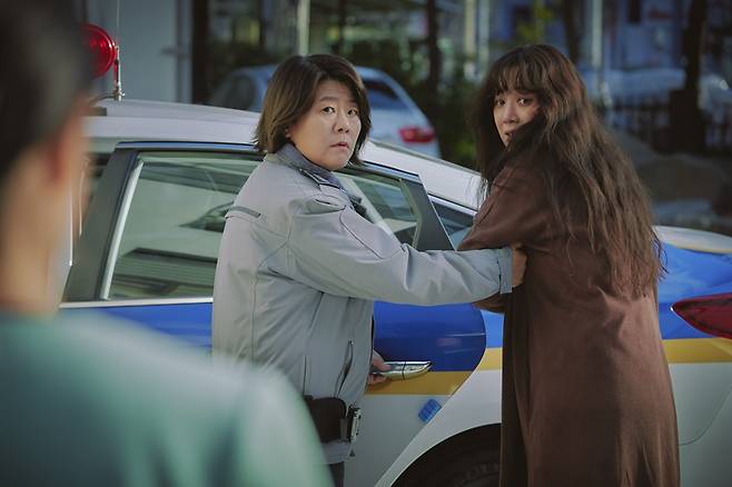 ▲ 이정은(왼쪽), 정려원. 제공ㅣ바이포엠스튜디오