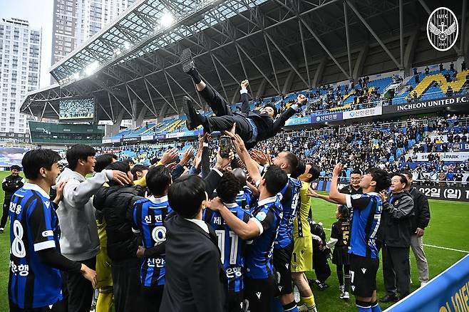 인천 유나이티드 윤정환 감독이 26일 인천축구전용경기장에서 열린 경남FC전 승리로 K리그2 우승과 K리그1 승격이 확정된 뒤 헹가래를 받고 있다. /사진=인천 유나이티드 제공