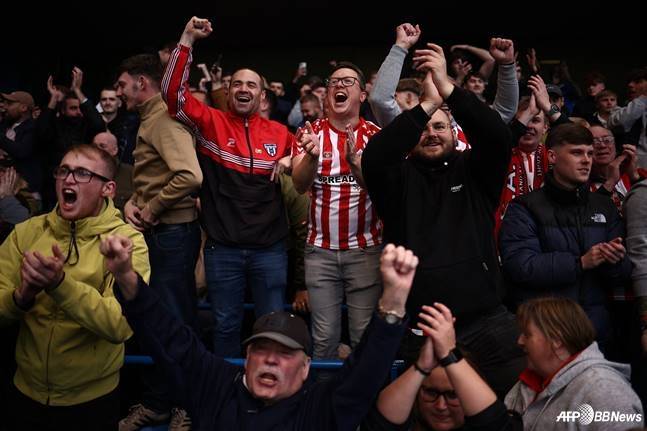 선덜랜드 관중들이 첼시 원정 경기에서 환호하고 있다. /AFPBBNews=뉴스1