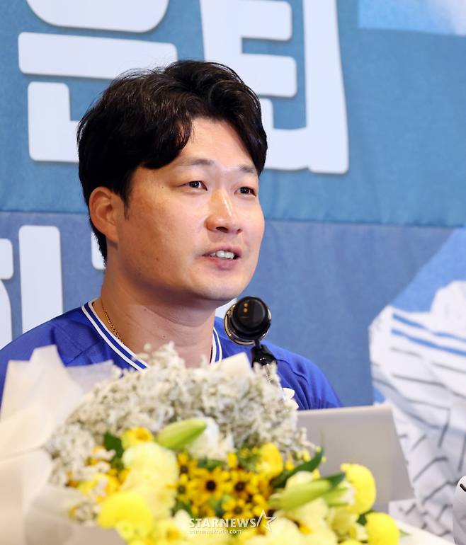 돌직구로 한국프로야구를 호령했던 삼성 오승환이 전격적으로 은퇴를 선언했다. 전날 은퇴발표를 한 오승환이 7일 오후 인천 송도의 오라카이호텔에서 기자회견을 열고 은퇴 소회와 향후 계획에 대해 밝히고 있다.   2025.08.07.   돌직구로 한국프로야구를 호령했던 삼성 오승환이 전격적으로 은퇴를 선언했다. 전날 은퇴발표를 한 오승환이 7일 오후 인천 송도의 오라카이호텔에서 기자회견을 열고 은퇴 소회와 향후 계획에 대해 밝히고 있다.   2025.08.07. /사진=강영조 cameratalks@