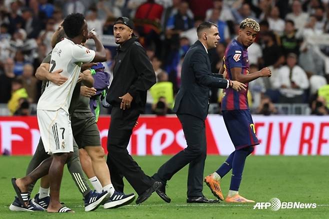 비니시우스 주니오르(가장 왼쪽)과 라민 야말(가장 오른쪽)에게 소리치고 있다. /AFPBBNews=뉴스1