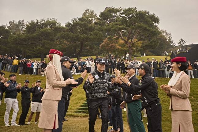 이정환(가운데)이 26일 제네시스 챔피언십에서 정상에 오른 뒤 시상식 무대로 향하고 있다. /사진=KPGA 제공