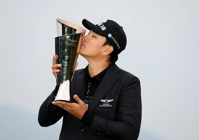 이정환이 우승 트로피에 입을 맞추고 있다. /사진=KPGA 제공