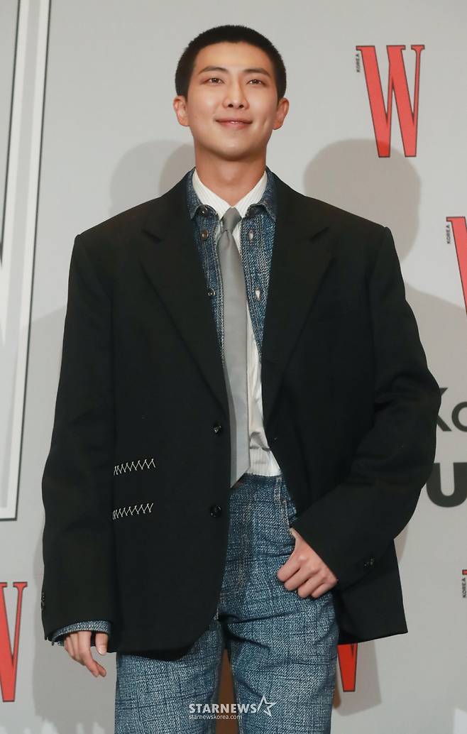 방탄소년단 RM이 24일 오후 서울 포시즌스호텔에서 진행된 제18회 유방암 인식 향상 캠페인 'W Korea'에 참석해 포즈를 취하고 있다. /2023.11.24 /사진=이동훈