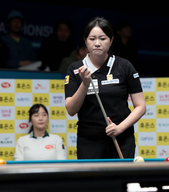 김민아(오른쪽)가 샷을 앞두고 고심하고 있다.  /사진=PBA 투어 제공