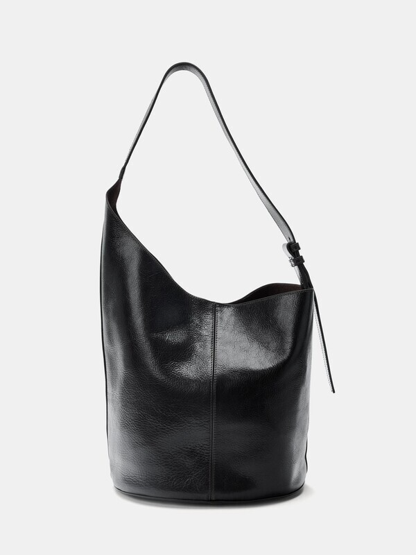 비대칭 디자인의 레더 버킷백 25만9천9백원 자라