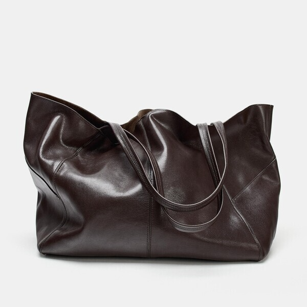 딥 브라운 컬러의 레더 맥시 토트백 38만9천원 자라