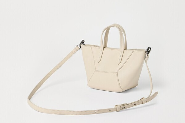 아이보리 컬러의 미디 토트백 가격미정 브루넬로 쿠치넬리