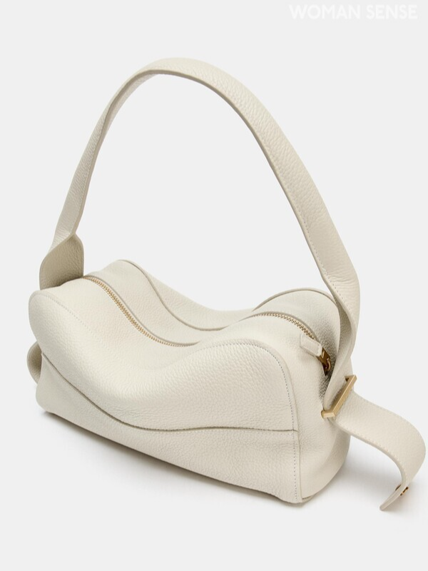 크림 컬러의 레더 숄더 백 32만9천원 자라