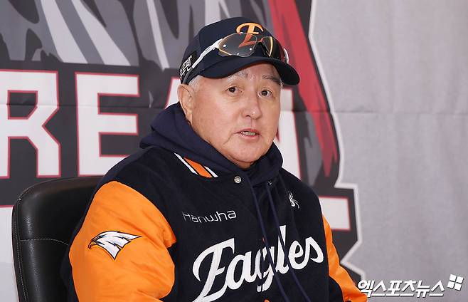 27일 오후 서울 송파구 잠실야구장에서 열리는 '2025 신한 SOL Bank KBO 한국시리즈' 한화 이글스와 LG 트윈스의 2차전 경기에 앞서 한화 김경문 감독이 취재진과 인터뷰를 나누고 있다. 잠실, 박지영 기자