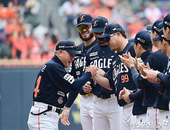 26일 오후 서울 송파구 잠실야구장에서 열린 '2025 신한 SOL Bank KBO 한국시리즈' 한화 이글스와 LG 트윈스의 1차전 경기에 앞서 한화 김경문 감독이 그라운드에 도열하며 투수 폰세, 와이스, 류현진과 악수를 나누고 있다. 잠실, 박지영 기자