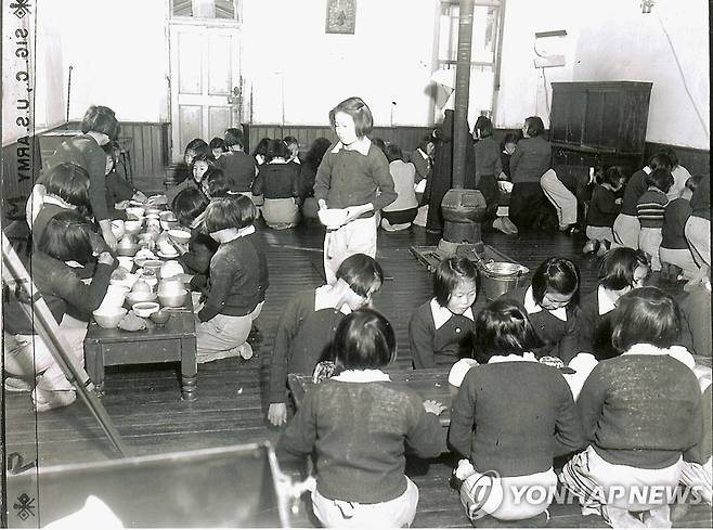 1950년 식사하는 고아원 원생들 [미국국립문서보관소 사진]