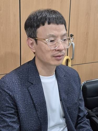 여성 청년고아 3인과 함께 연합뉴스와 인터뷰 중인 조윤환 대표 [윤근영 기자 촬영]